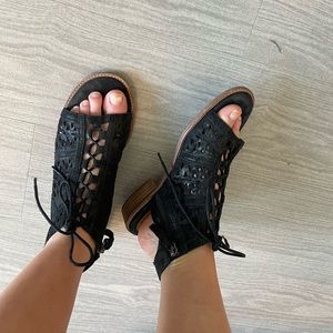 NWOT Söft Black Suede Lace Up Sandals